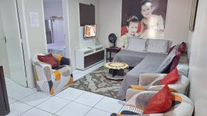 Χώρος καθιστικού στο CASA TOP de 2 quartos em TORRES-RS - na mais bela praia Gaúcha - Cozinha - Banheiro - Ar-condicionado split em cada quarto- Smart TV 32' - Wi-Fi- Estacionamento - Anfitriã Superhost no BnB