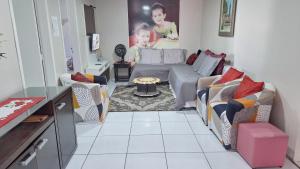 Χώρος καθιστικού στο CASA TOP de 2 quartos em TORRES-RS - na mais bela praia Gaúcha - Cozinha - Banheiro - Ar-condicionado split em cada quarto- Smart TV 32' - Wi-Fi- Estacionamento - Anfitriã Superhost no BnB