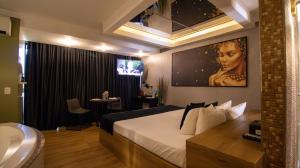 Hotel Motel Paradiso - Passo Fundo-RS في باسو فوندو: غرفة فندقية مع سرير وحمام