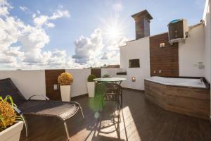 Hotel Motel Paradiso - Passo Fundo-RS في باسو فوندو: بلكونه فيها سرير وطاولة وكراسي