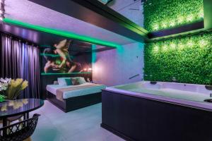 Hotel Motel Paradiso - Passo Fundo-RS في باسو فوندو: غرفة نوم مع حوض وسرير وطاولة +32 صورة