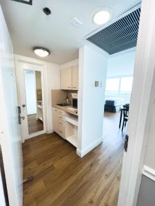 une cuisine ouverte et une salle à manger dans un appartement dans l'établissement Shine Suites Studio 11, à Miami Beach 2 autres photos