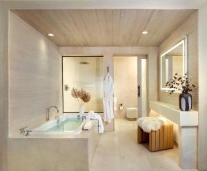 O baie la Huntley Santa Monica Beach +47 fotografii