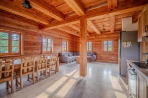 Η κουζίνα ή μικρή κουζίνα στο Roubenka za Horou