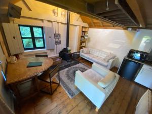 Χώρος καθιστικού στο Muntjac Lodge, a cabin in heart of Chorleywood