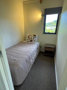 En eller flere senge i et værelse på Bay Cabins