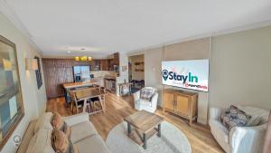 Μια τηλεόραση ή/και κέντρο ψυχαγωγίας στο Rocky Mountain Condos by StayIn