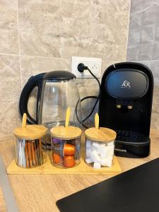 a coffee maker and a toaster on a counter at Le Quatre in Avignon