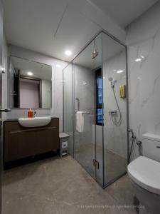 La Gente x Agile Bukit Bintang TRX Pavilion KL في كوالالمبور: حمام مع دش زجاجي ومغسلة