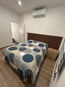 a bedroom with a bed with a patterned blanket at Appartement Douceur in Horbourg +4 photos