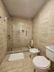 een badkamer met een douche, een toilet en een wastafel bij Hotel Selva Montana in San Lorenzo +44 foto's