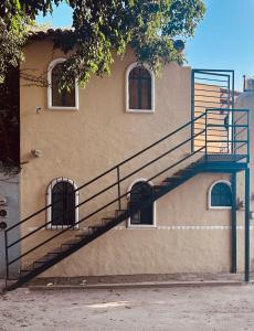 una escalera en el costado de un edificio en Mini Lofts Ajijic, en Ajijic