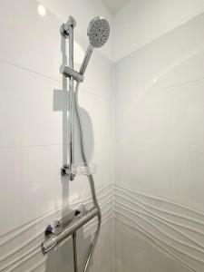 eine Dusche im Bad mit Duschkopf in der Unterkunft Appartements meublés Brest centre in Brest