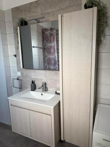 Ένα μπάνιο στο Papi's Cozy Apartment +18 φωτογραφίες