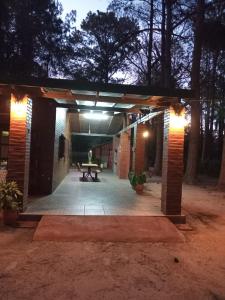 un patio con un tavolo da picnic e luci di jardin de lourdes a Corrientes