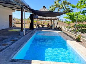 een zwembad met een hangmat en een prieel bij Casa Fiorella 