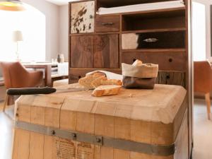 a table with bread on top of a wooden box at Hotel Krone in Monheim