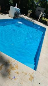 una grande piscina blu con una fontana di jardin de lourdes a Corrientes Altre 2 foto