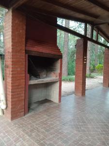 un camino in mattoni all'aperto in un padiglione di jardin de lourdes a Corrientes