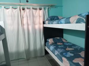 una camera da letto con due letti a castello e una finestra di jardin de lourdes a Corrientes