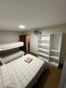 una camera con due letti e scaffali di Complejo Corrientes Dpto2 a Jesús María