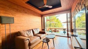 Χώρος καθιστικού στο Villa Amrita - Oceanfront Villa with Private Beach