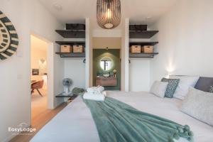 En eller flere senge i et værelse på FORTESSE - Luxury apartment near the sea with parking