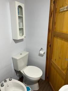 un bagno con un water bianco e un lavandino di Olivillos II a Balneario Pehuén-Có