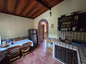 una cocina con una mesa y una encimera en Casa Rural Vicente, en Vallehermoso