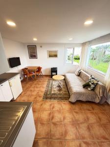 una sala de estar con un sofá y una mesa en Tenerife North Escape, en La Matanza de Acentejo