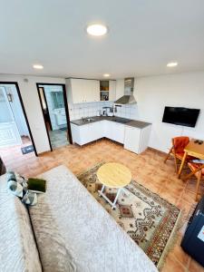 una sala de estar con un sofá y una mesa en Tenerife North Escape, en La Matanza de Acentejo