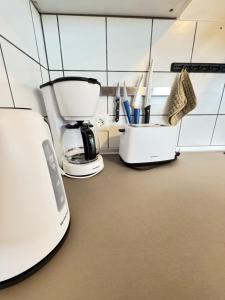 encimera de cocina con cafetera y licuadora en Tenerife North Escape, en La Matanza de Acentejo 22 fotos más