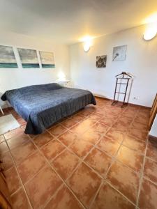 Un dormitorio con una cama y suelo de baldosas. en Tenerife North Escape, en La Matanza de Acentejo