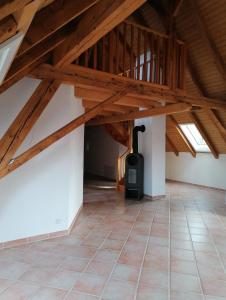 una habitación con una estufa de leña en el ático en Maison Seeland-ruhig-Natur-Bern-Murten-Neuenburg, en Kerzers