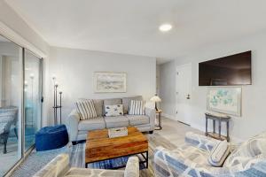 ein Wohnzimmer mit Sofa und Tisch in der Unterkunft Turtle Cove 5529 in Kiawah Island