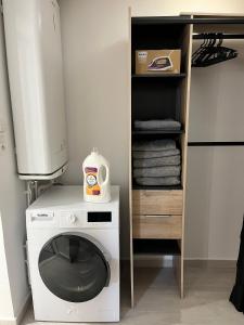 a washing machine with a dryer in a room at Le Quatre in Avignon +24 photos
