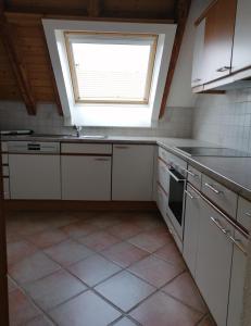 una cocina con ventana y fregadero en Maison Seeland-ruhig-Natur-Bern-Murten-Neuenburg, en Kerzers