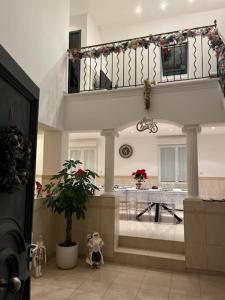 ein Wohnzimmer mit einem Balkon und einem Tisch in der Unterkunft La Maison de Cristina Michael in Blois