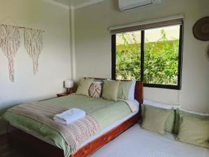 Un pat sau paturi într-o cameră la Sondela Cabin Lambug 3BR exclusive Villa