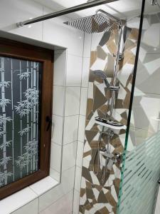 Nordschleife Apartments A2 في Quiddelbach: باب دش زجاجي في حمام به درج