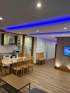 Nordschleife Apartments A2 في Quiddelbach: غرفة مع مطبخ وطاولة وكراسي