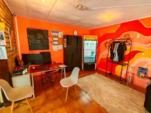 Un televizor și/sau centru de divertisment la Chillout Hostel Barrio Escalante