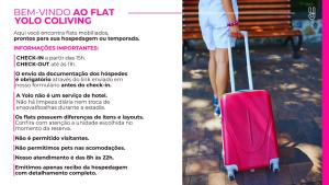 Una mujer con una maleta rosa delante de un banco. en Marinas Tamandaré Beira Mar | Praia dos Carneiros, en Praia dos Carneiros