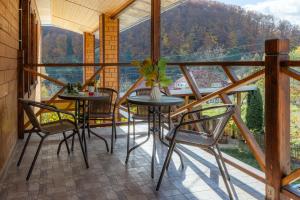 Nespecifikovaný výhled na hory nebo výhled na hory při pohledu z hostelu