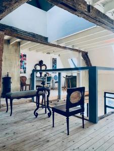 Cette chambre dispose d'une table et d'un banc sur du parquet. dans l'établissement The Mystical Suite, à Anvers