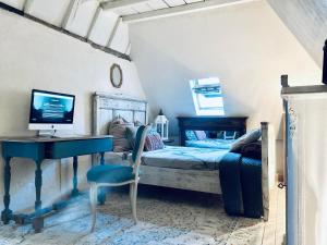 une chambre avec un lit et un bureau avec un ordinateur dans l'établissement The Mystical Suite, à Anvers