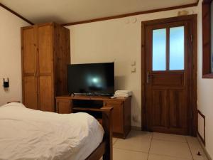 a bedroom with a bed and a flat screen tv at galilpitality צימרים ליד אגמון החולה בשדה אליעזר in Sede Eli‘ezer