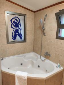 Ένα μπάνιο στο galilpitality +1 φωτογραφίες