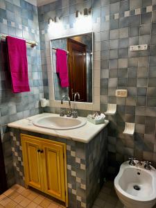 Et badeværelse på Appartamento Kira + 19 billeder