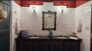 Un baño con dos lavabos y un espejo. en Habitación para 4 en el centro de Asunción con piscina e inmenso jardín, en Asunción 12 fotos más